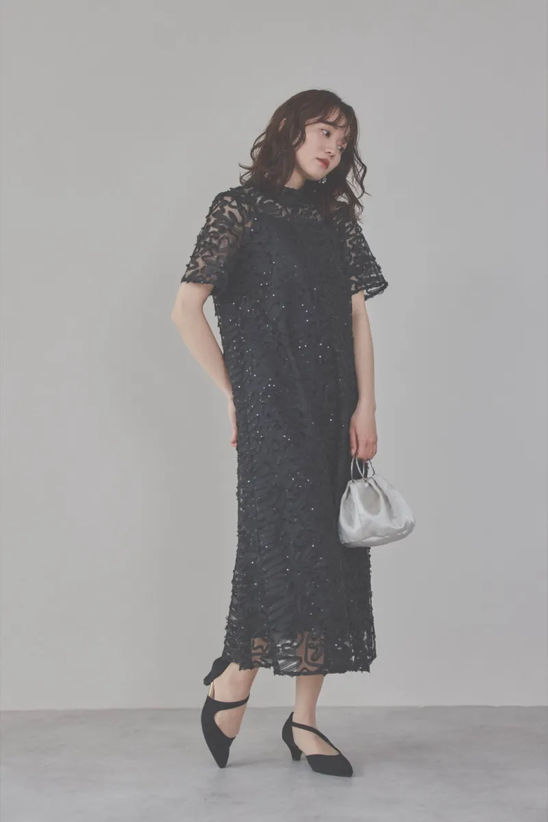 ブラックのサテンエンブロイダリードレス