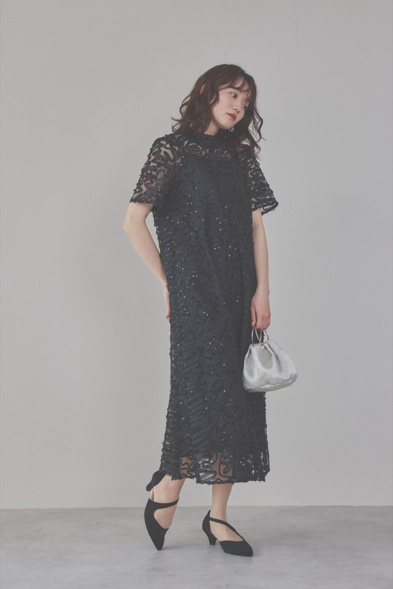 ブラックのサテンエンブロイダリードレス