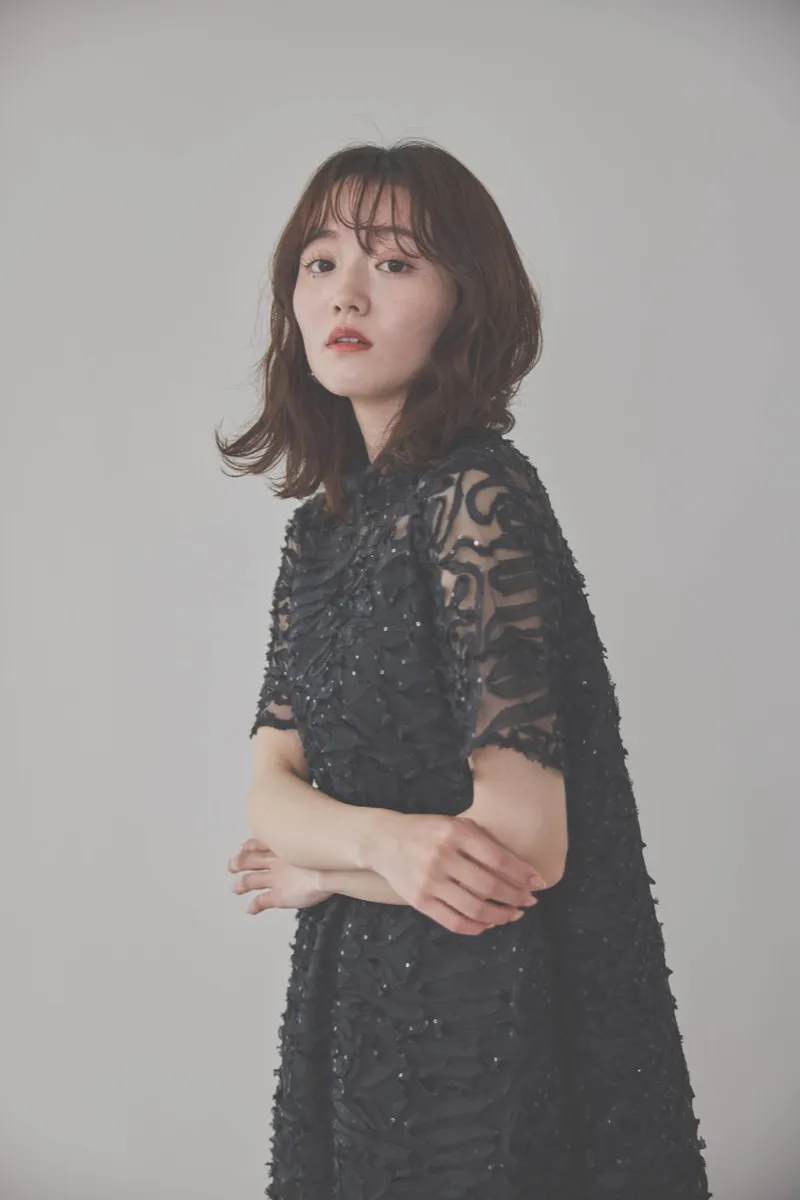 ブラックのサテンエンブロイダリードレス