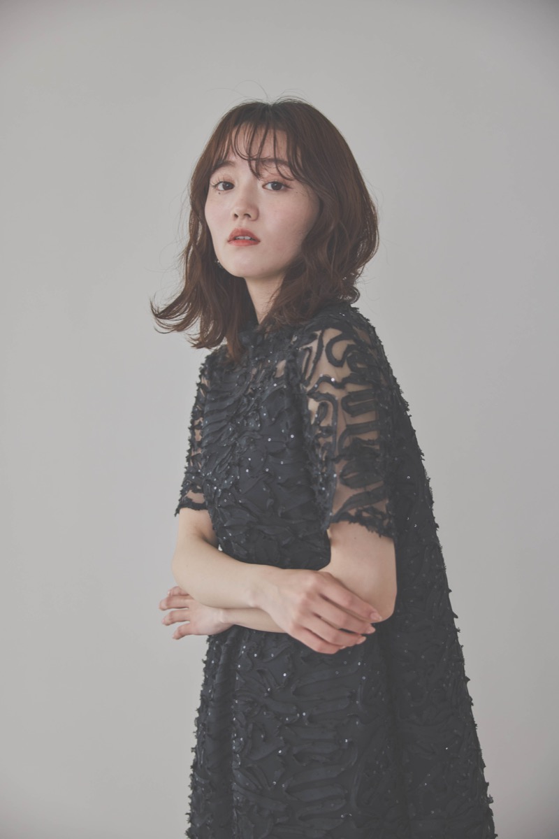 ブラックのサテンエンブロイダリードレス