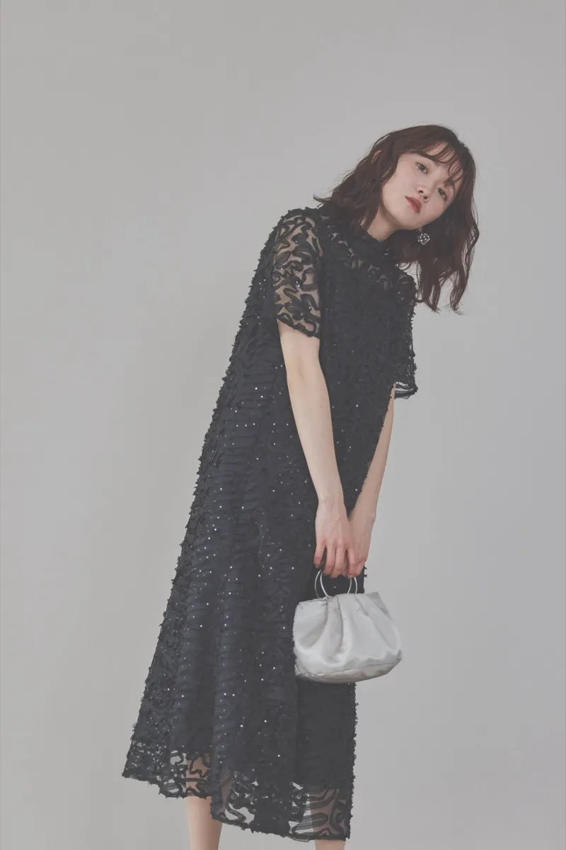 ブラックのサテンエンブロイダリードレス