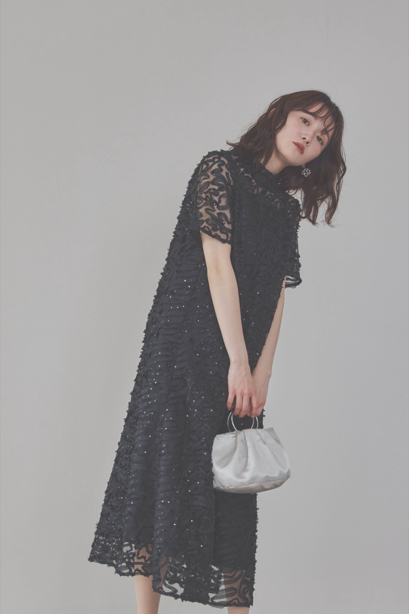 ブラックのサテンエンブロイダリードレス