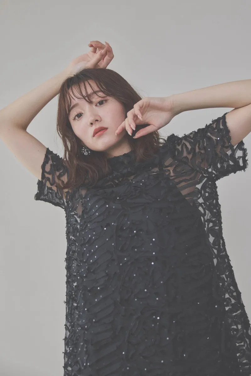 ブラックのサテンエンブロイダリードレス