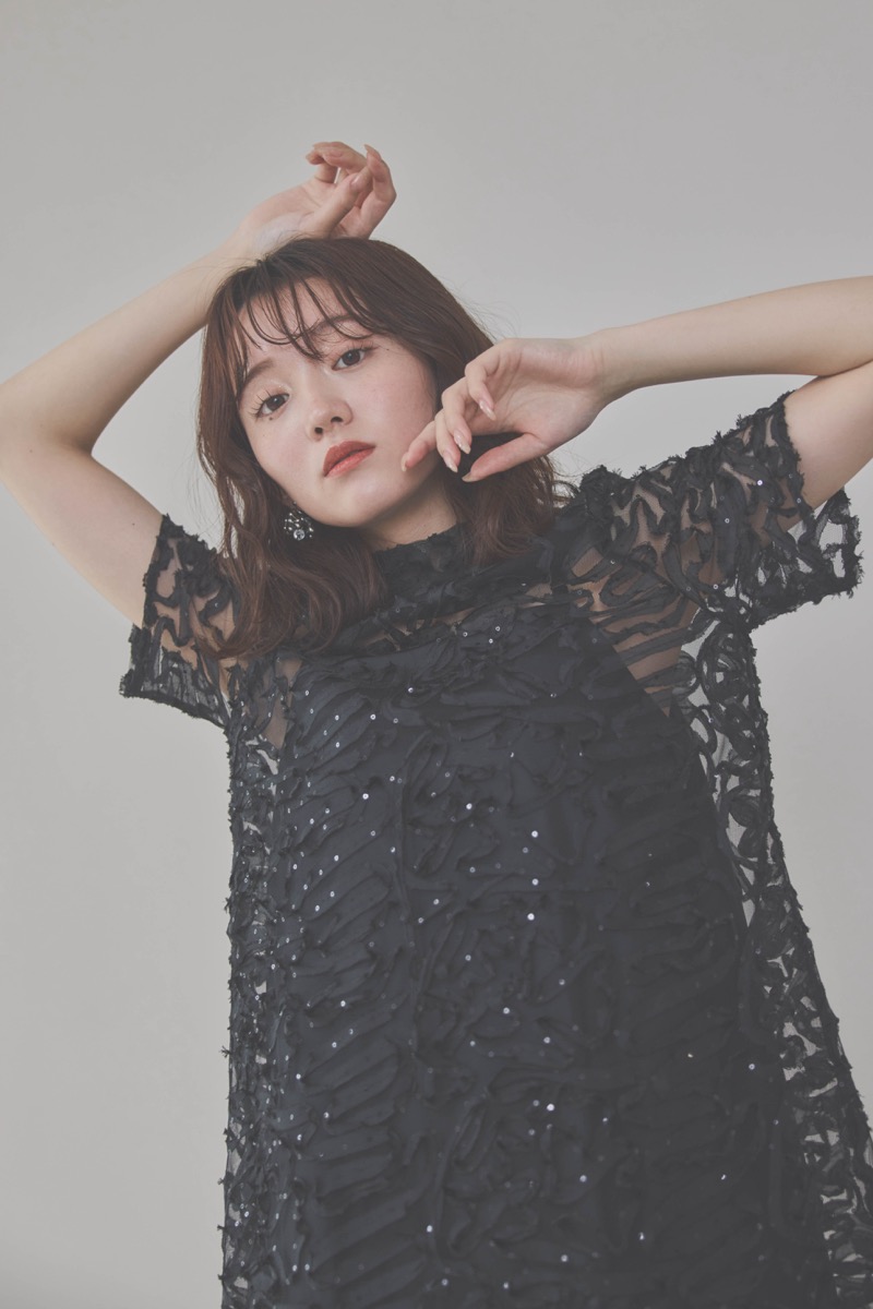 ブラックのサテンエンブロイダリードレス