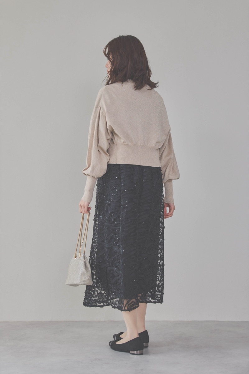 ブラックのサテンエンブロイダリードレス