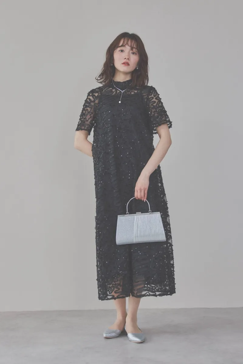 ブラックのサテンエンブロイダリードレス