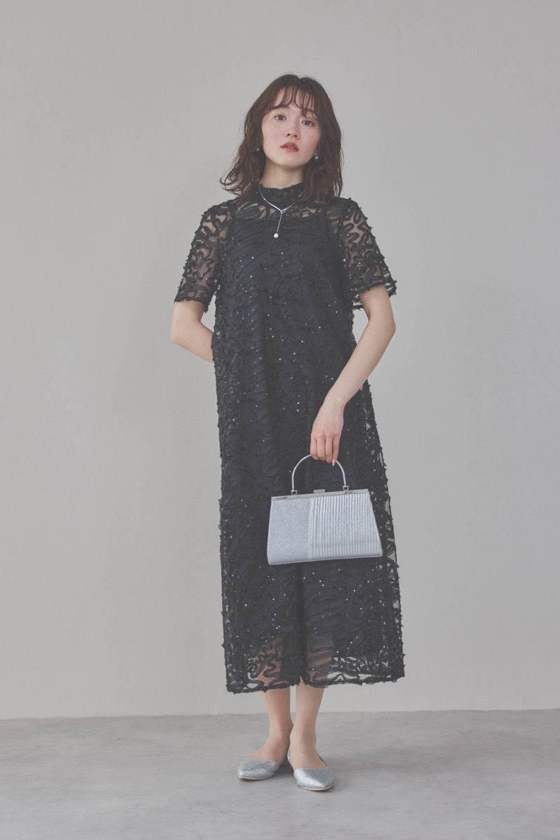 ブラックのサテンエンブロイダリードレス