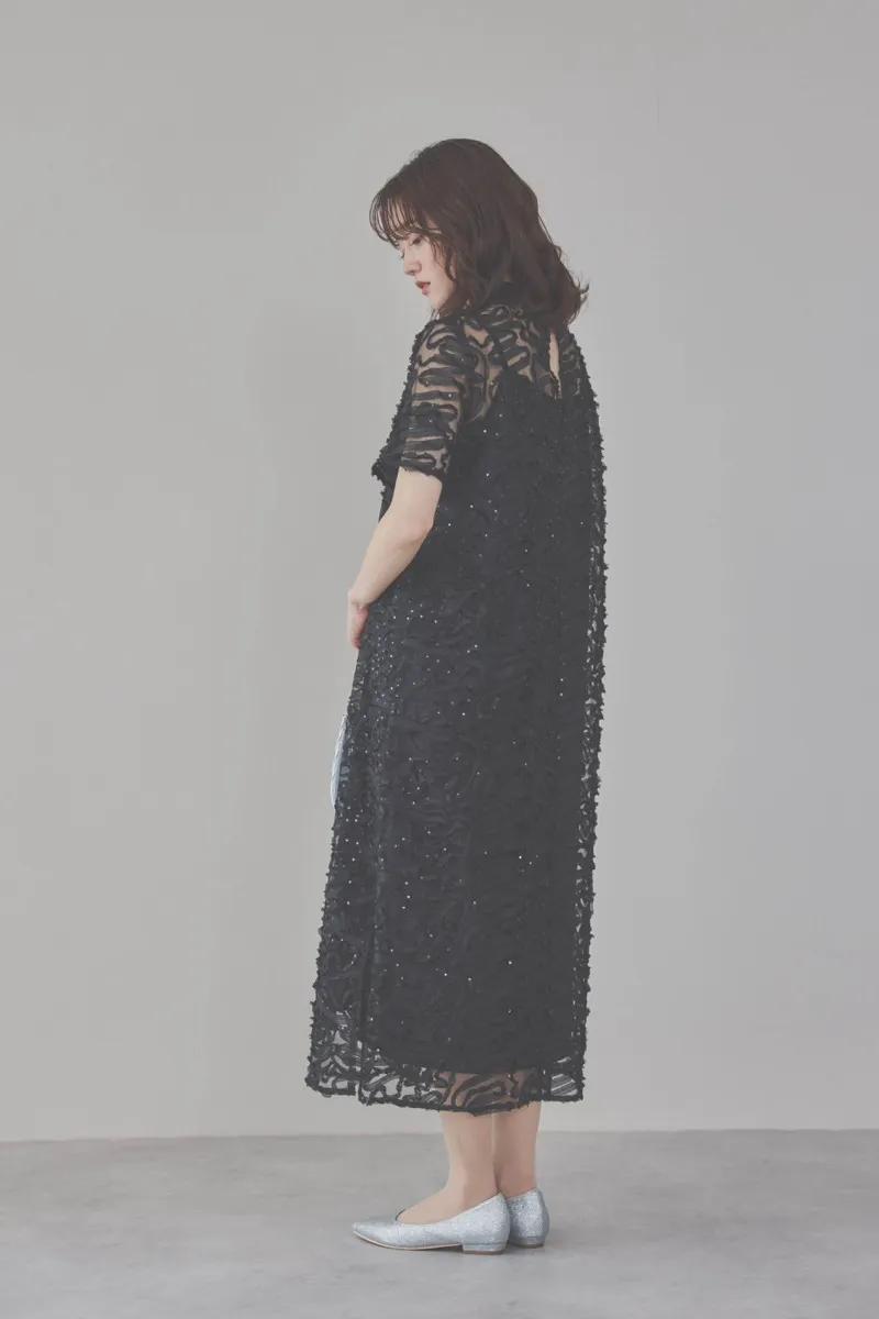 ブラックのサテンエンブロイダリードレス