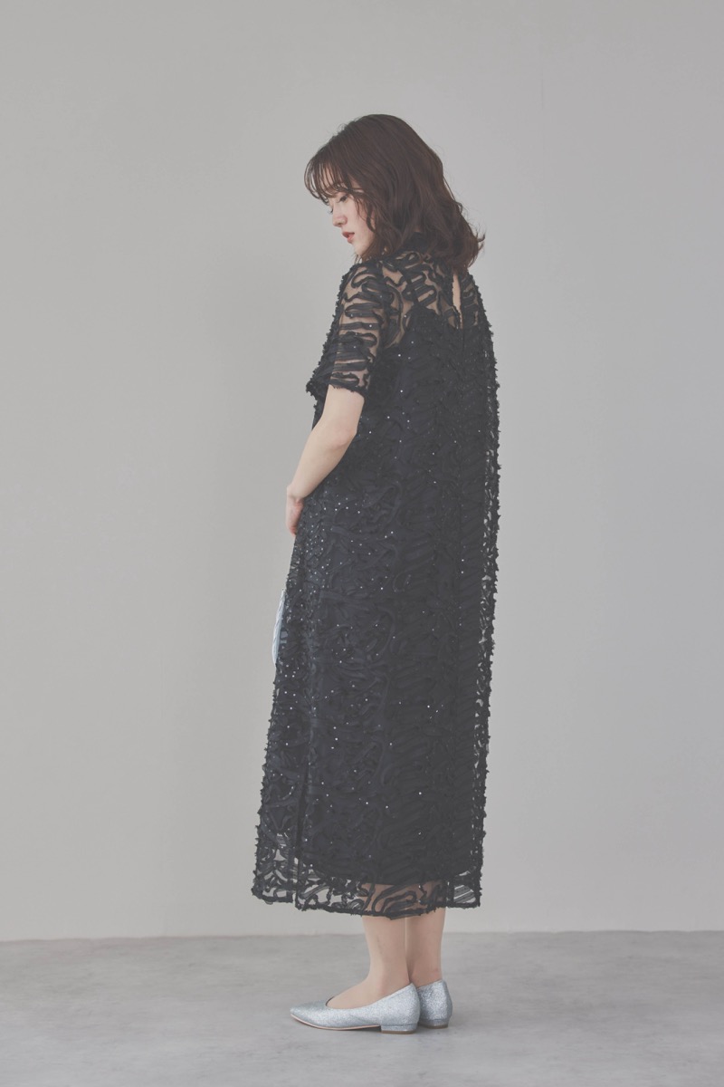 ブラックのサテンエンブロイダリードレス