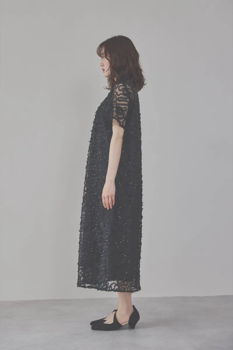 ブラックのサテンエンブロイダリードレス