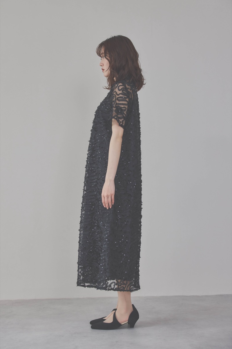 ブラックのサテンエンブロイダリードレス