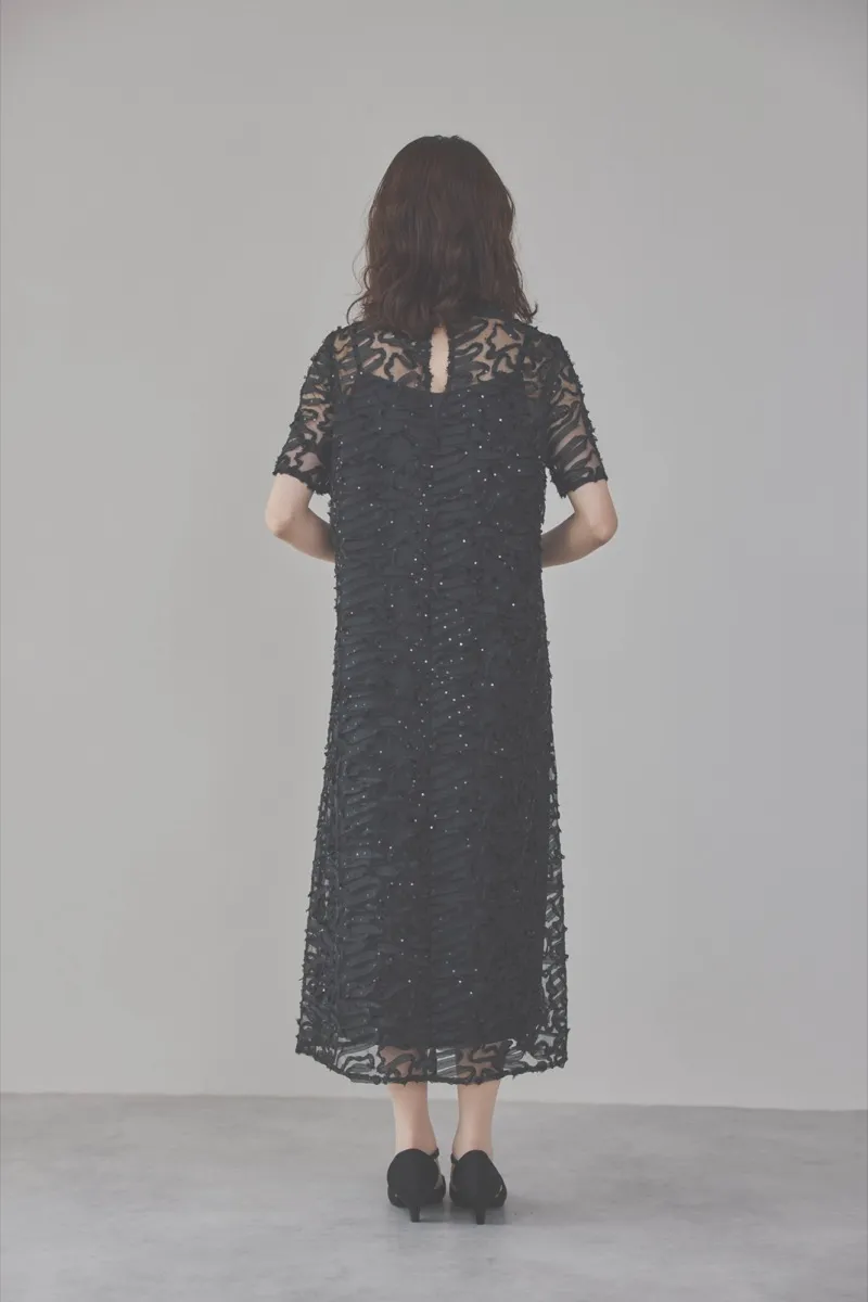 ブラックのサテンエンブロイダリードレス