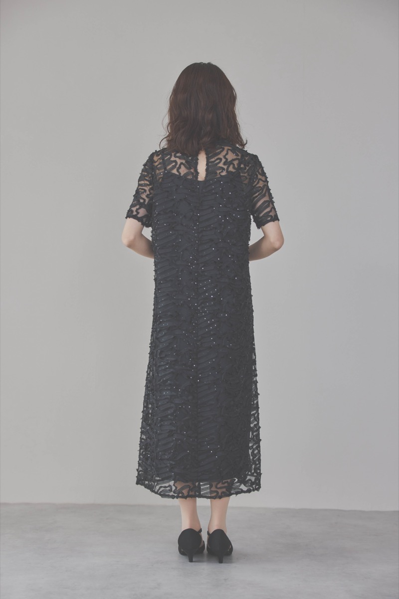 ブラックのサテンエンブロイダリードレス