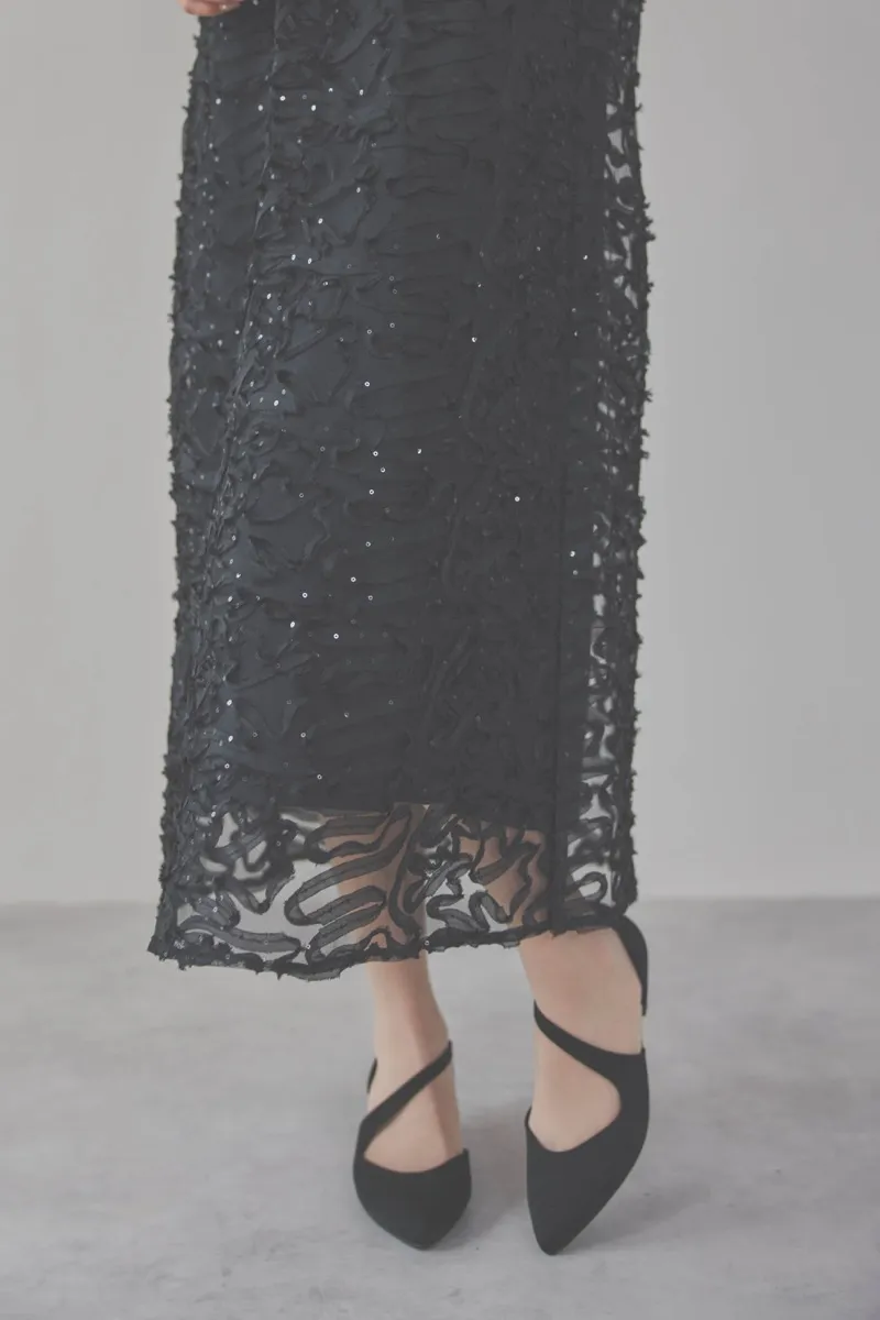 ブラックのサテンエンブロイダリードレス