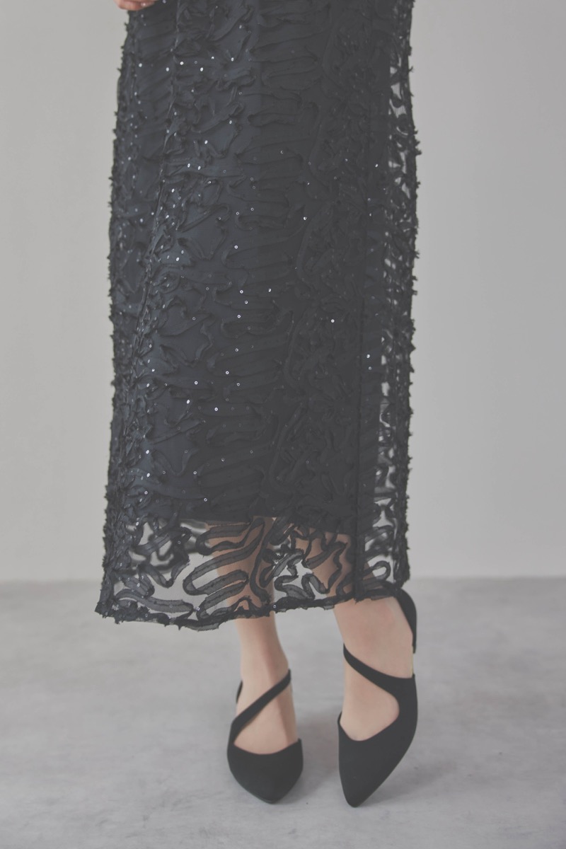 ブラックのサテンエンブロイダリードレス