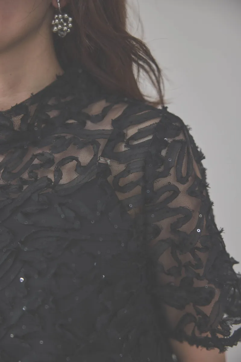 ブラックのサテンエンブロイダリードレス