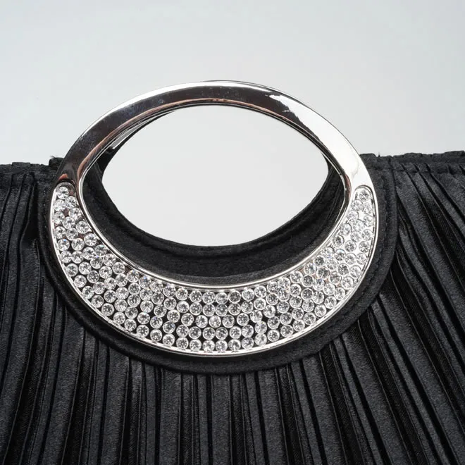 ブラックのプリーツバッグ