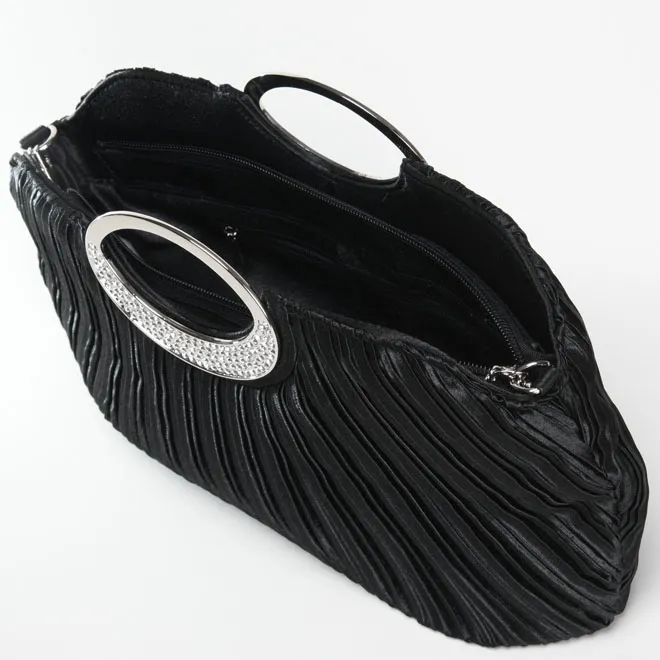 ブラックのプリーツバッグ