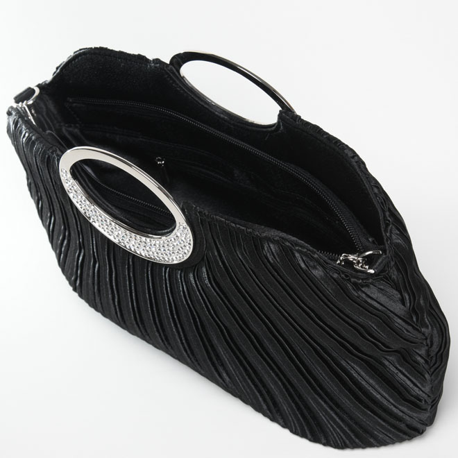 ブラックのプリーツバッグ