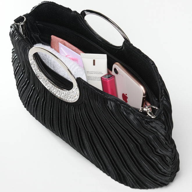 ブラックのプリーツバッグ