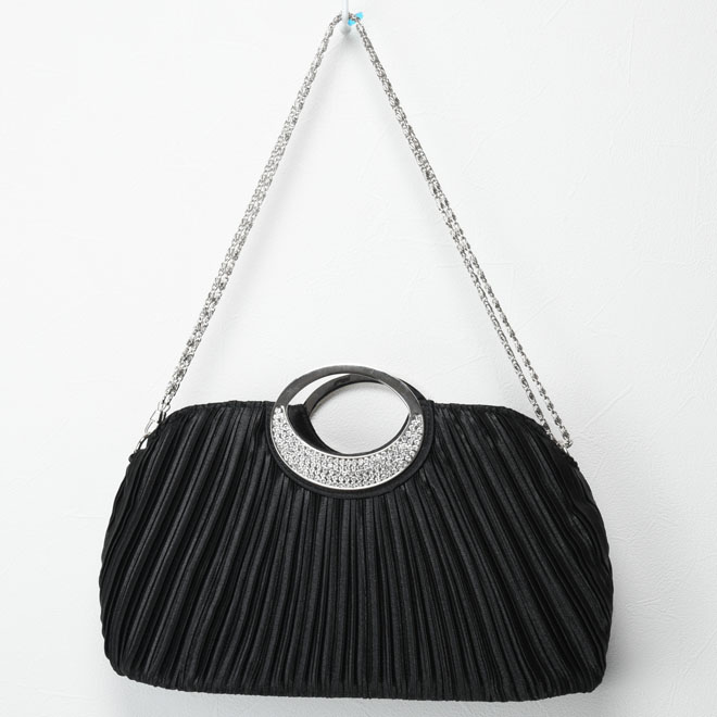 ブラックのプリーツバッグ