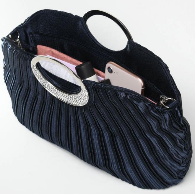 ネイビーのプリーツバッグ