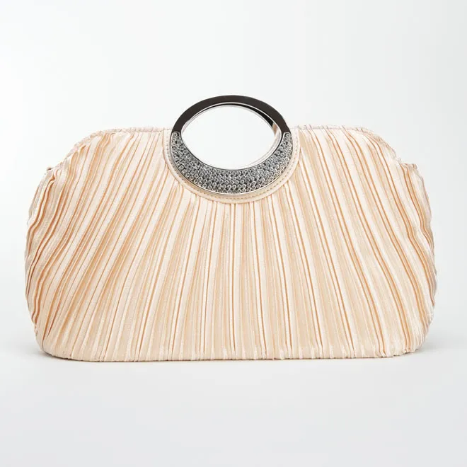 ベージュのプリーツバッグ