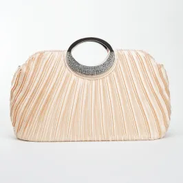 ベージュのプリーツバッグ