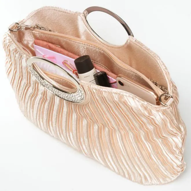 ベージュのプリーツバッグ