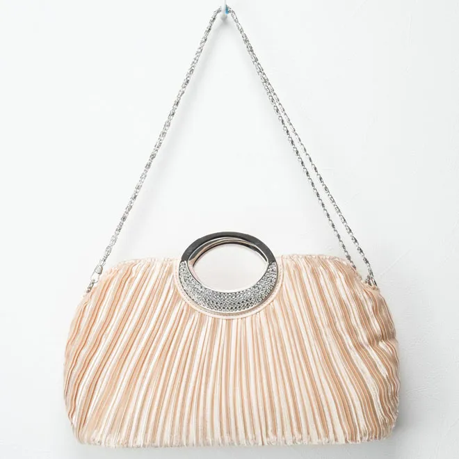 ベージュのプリーツバッグ