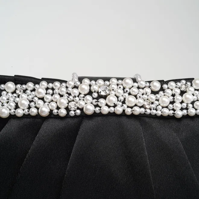 ブラックのパールとビジューのサテンバッグ