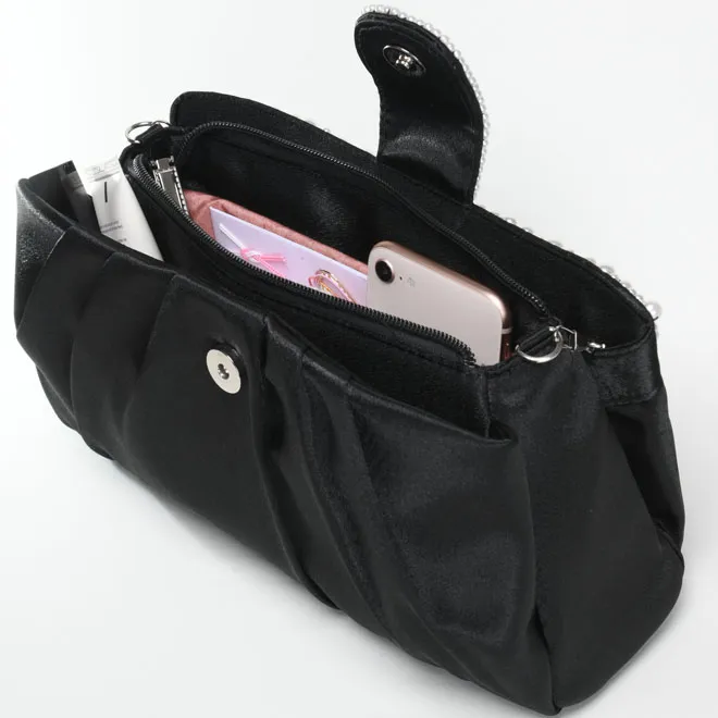 ブラックのパールとビジューのサテンバッグ