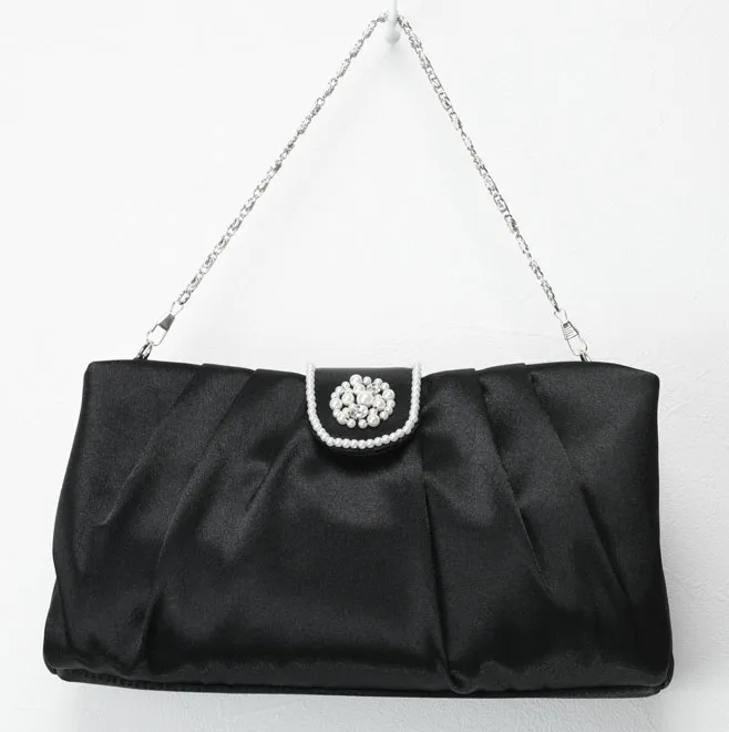 ブラックのパールとビジューのサテンバッグ