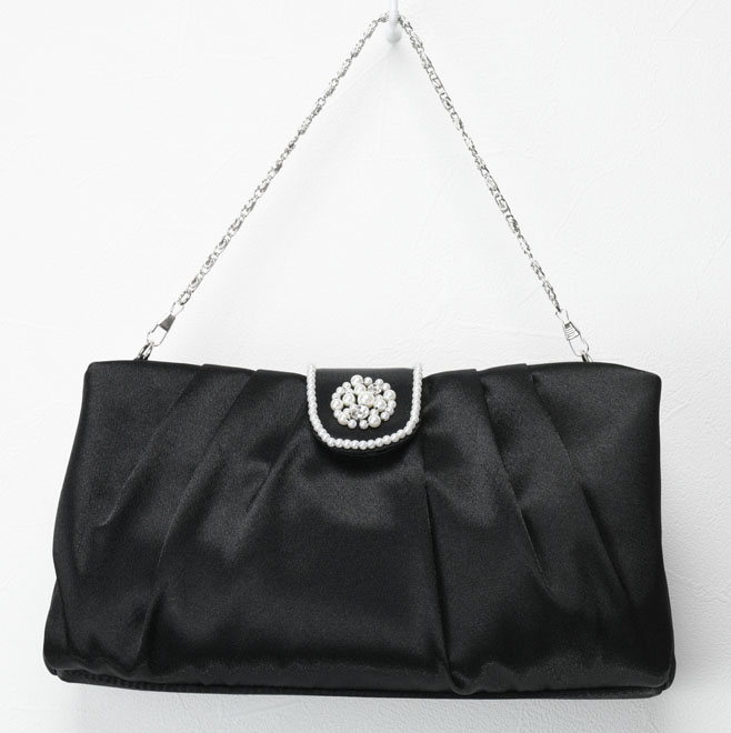 ブラックのパールとビジューのサテンバッグ