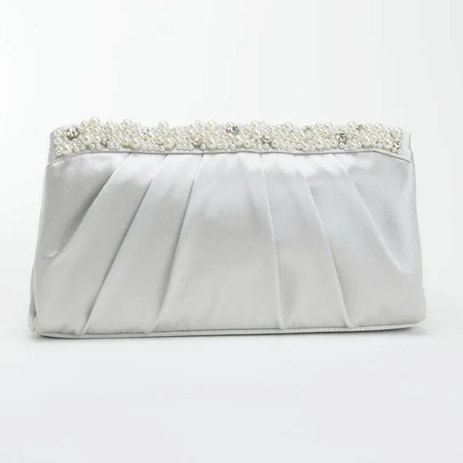 シルバーのパールとビジューのサテンバッグ