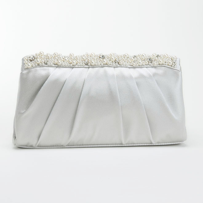 シルバーのパールとビジューのサテンバッグ