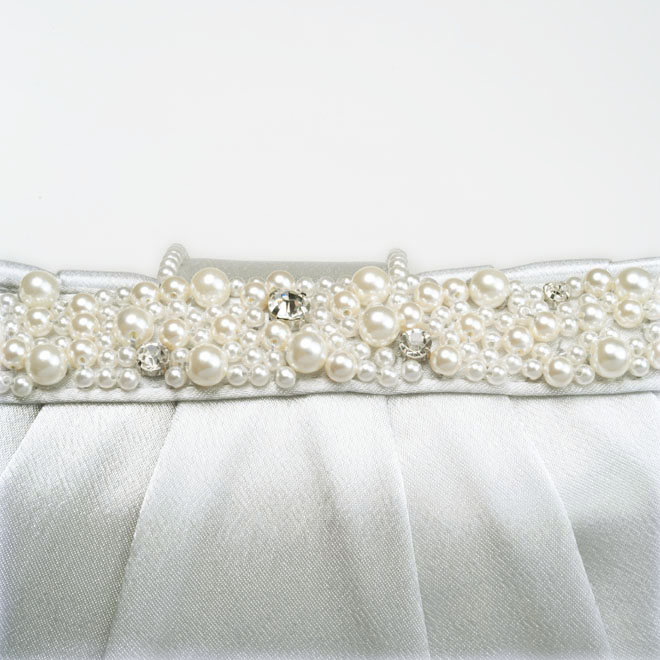 シルバーのパールとビジューのサテンバッグ