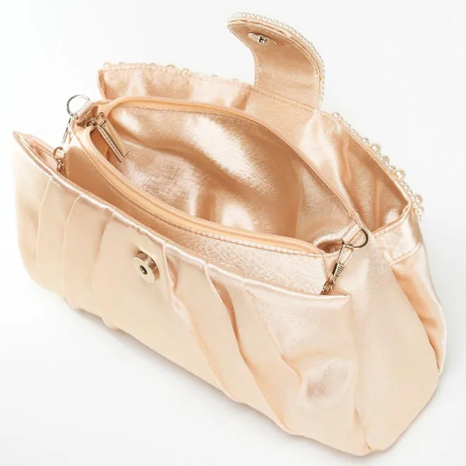 ベージュのパールとビジューのサテンバッグ