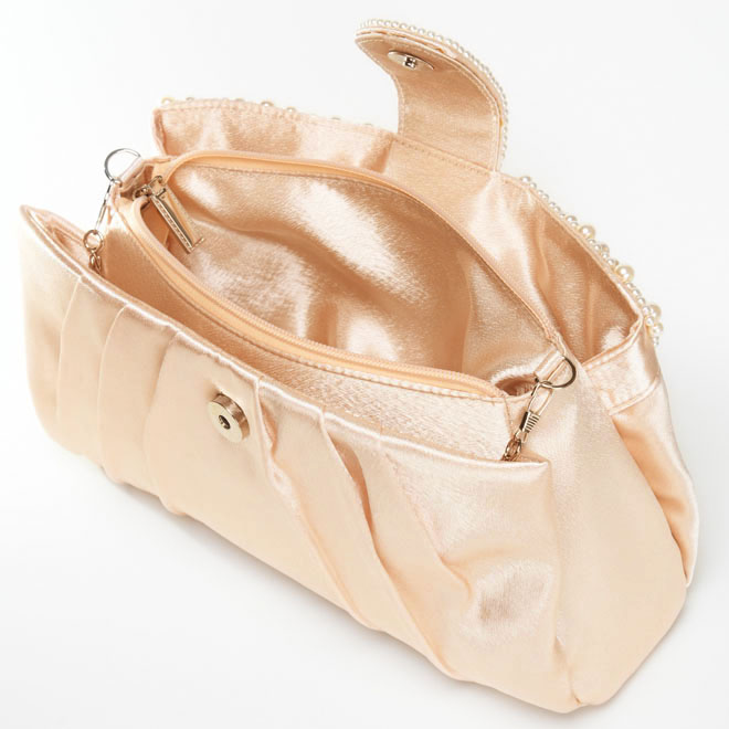 ベージュのパールとビジューのサテンバッグ