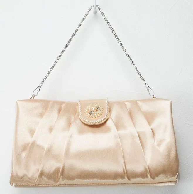 ベージュのパールとビジューのサテンバッグ