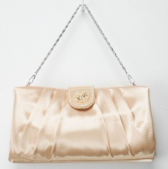 ベージュのパールとビジューのサテンバッグ