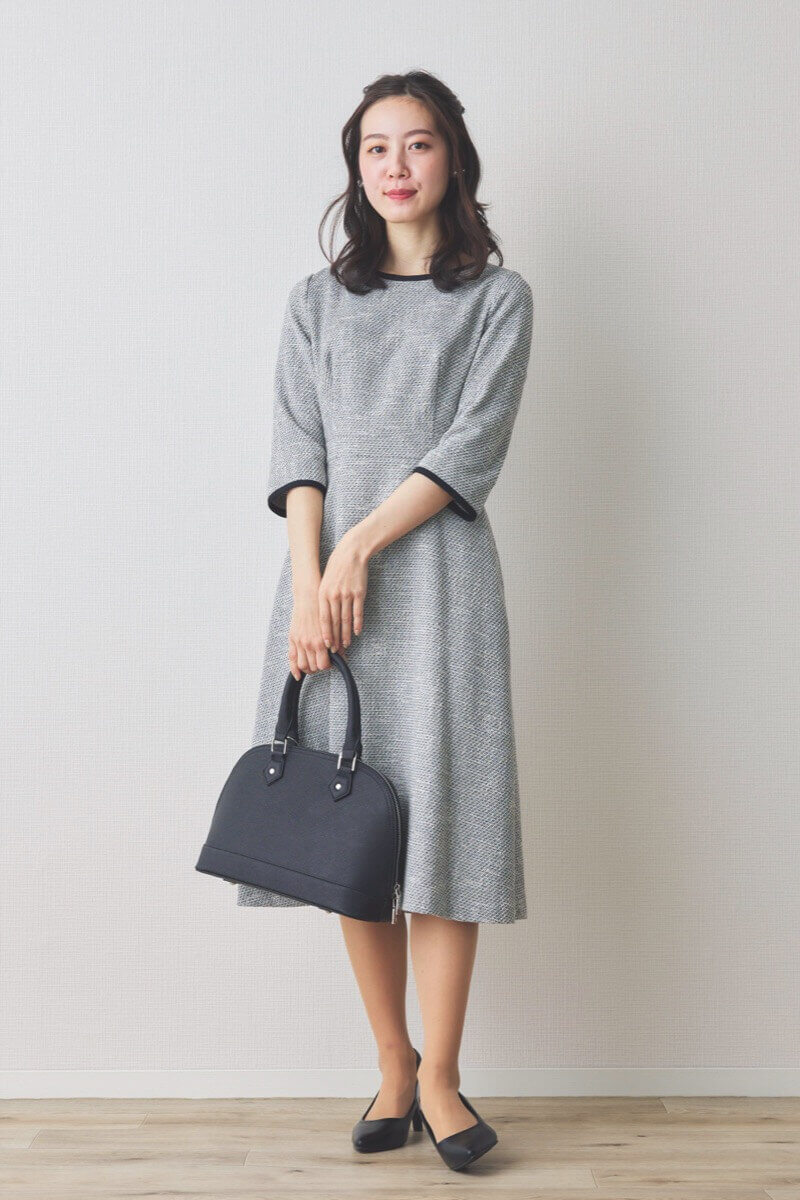 グレーのツイードパイピングワンピース