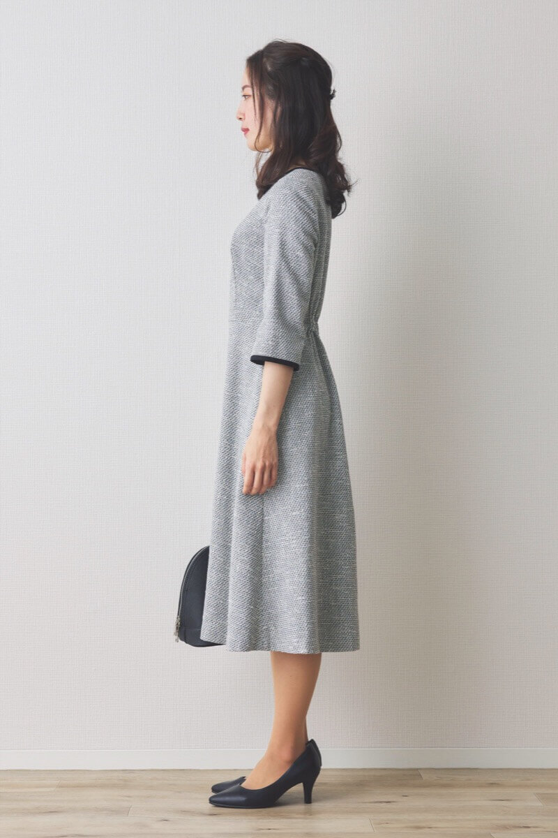 グレーのツイードパイピングワンピース