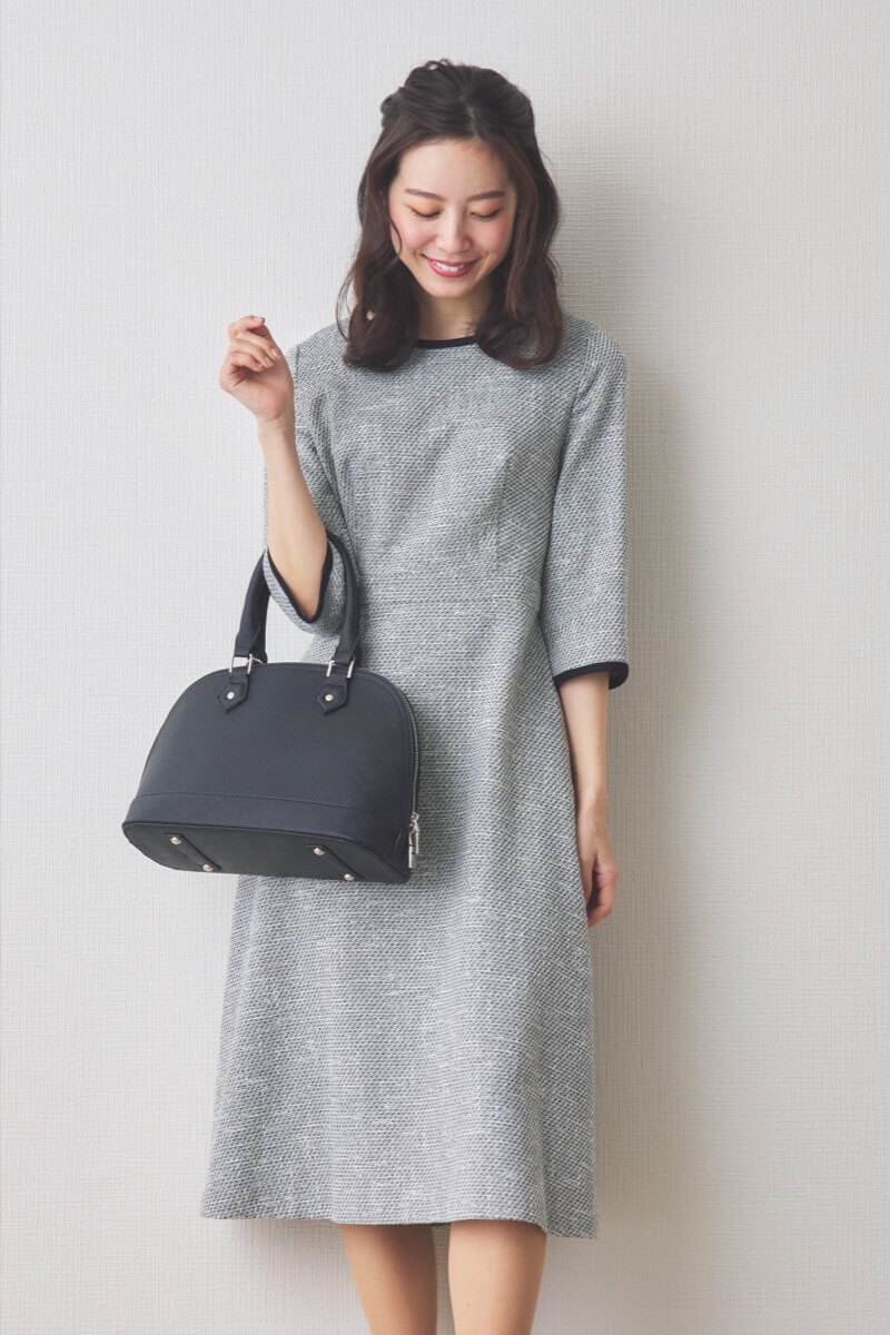 グレーのツイードパイピングワンピース