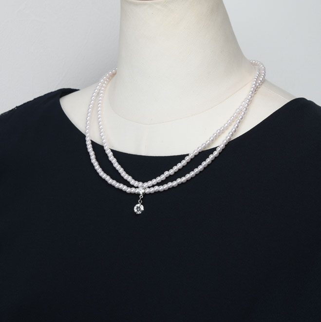 ホワイトパール2連のクリスタルチャームネックレス