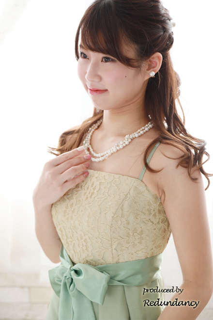 ホワイトパールとグリーンのお花のネックレス