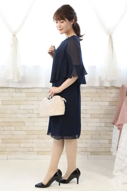 ネイビーのビジュー付きフレアスリーブドレス