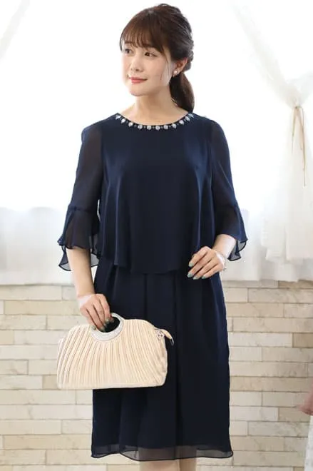 ネイビーのビジュー付きフレアスリーブドレス