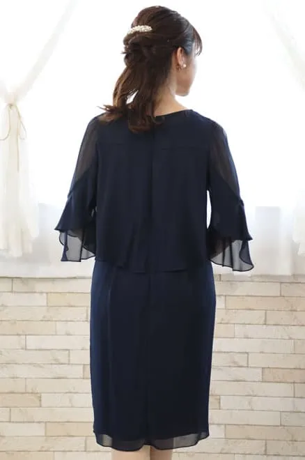 ネイビーのビジュー付きフレアスリーブドレス