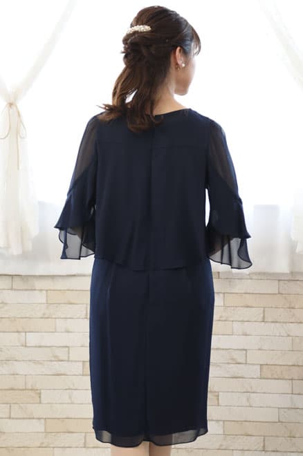 ネイビーのビジュー付きフレアスリーブドレス
